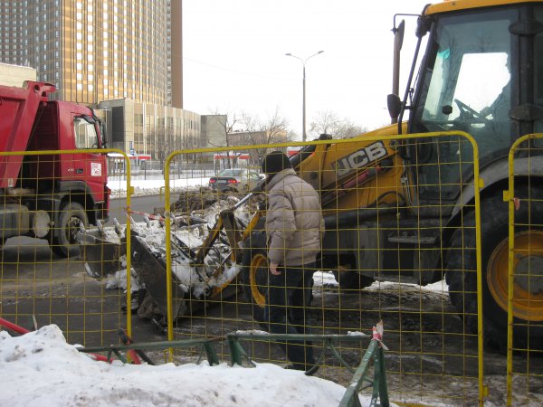Лужков, уходя, сказал Собянину, что под одним из московских тротуаров зарыт клад (с) Лужков, уходя, сказал Собянину, что под одним из московских тротуаров зарыт клад (с)